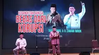 Taufiq Ismail dan Zawawi Imron menggelorakan puisi 'Kebangkitan Bangsa Bebas Dari Korupsi' di depan ratusan mahasiswa Universitas Nahdlatul Ulama Surabaya (Unusa). (Dian Kurniawan/Liputan6.com)