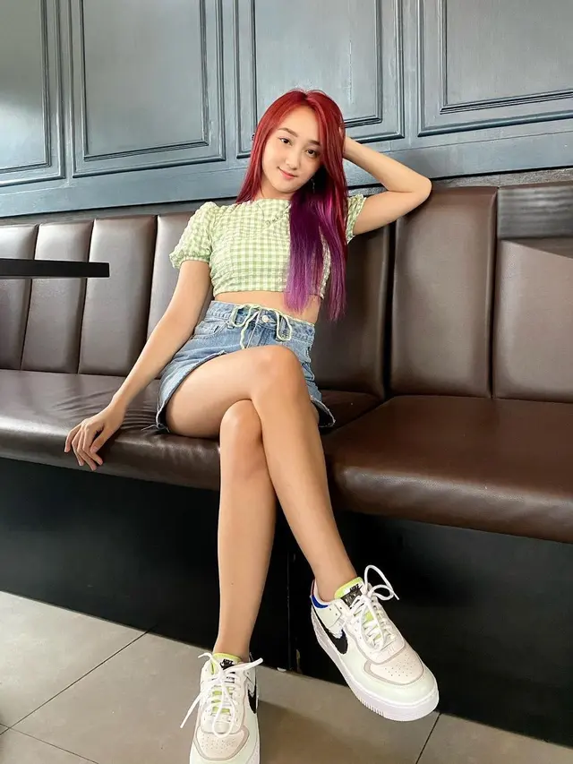 6 Potret Terbaru Sandrina IMB dengan Rambut Ungu, Bikin Pangling