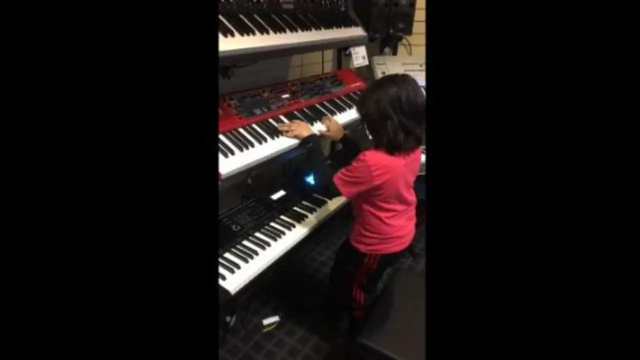 Ngetes Keyboard di Toko, Anak 9 Tahun Ini Bikin Netizen Nganga!