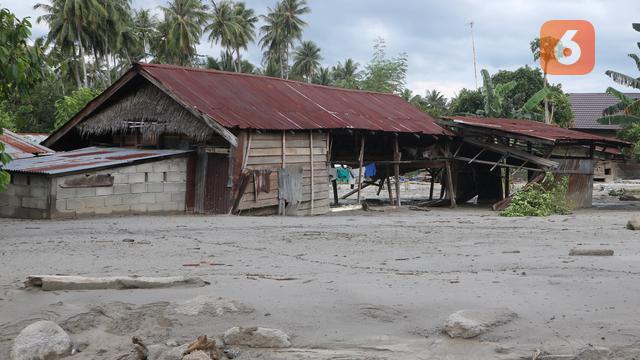 rumah warga di desa Poi, sigi yang terkubur lumpur