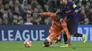 Aksi Lionel Messi melewati bek Lyon, Marcelo pada leg kedua, babak 16 besar Liga Champions yang berlangsung di Stadion Camp Nou, Barcelona, Kamis (14/3). Barcelona menang 5-1 atas Lyon. (AFP/Josep Lago)