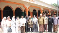 Calon Gubernur Jawa Timur, Tri Rismaharini (Risma) di Ponpes Mambaul Hikam, Srengat, Blitar yang diasuh keluarga besar Gus Iqdam. (Foto: Istimewa)