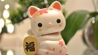 Kucing asal Jepang yang disebut Maneki Neko ini dipercaya mendatangkan keberuntungan dan kemakmuran.