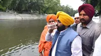 Potret saat Kepala Menteri Punjab, Bhagwant Mann meminum air dari sungai Kali Bein. (Source: The Indian Express)