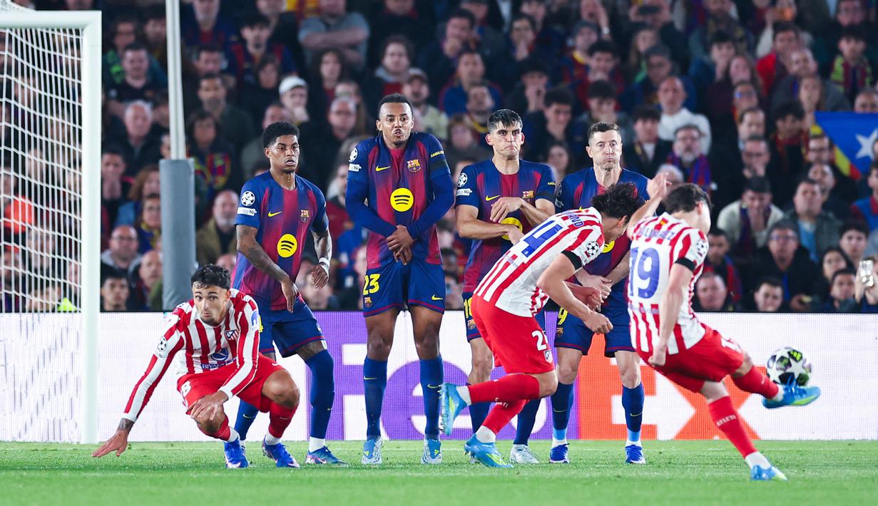 Pemain Atletico Madrid, Julian Alvarez, melepaskan tendangan bebas ke gawang Barcelona pada leg pertama perempat final Liga Champions 2025/2026 di Stadion Camp Nou, Kamis (9/4/2026). (AFP/Josep Lago)