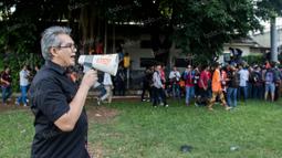 Dengan semangat, Bung Ferry berkeliling lapangan untuk mengingatkan The Jakmania agar tetap rapi dan menjaga kondisi agar laga uji coba bisa berlangsung tertib. (Bola.com/Vitalis Yogi Trisna)