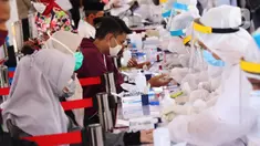 Petugas Medis mengambil sampel darah warga saat rapid test massal di Kota Tangerang, Banten, Sabtu (30/5/2020).  Badan Intelijen Negara (BIN) menggelar tes diagnostik cepat (rapid rest) massal kepada warga Ciledug sebagai salah satu upaya pengendalian transmisi COVID-19. (Liputan6.com/Angga Yuniar)