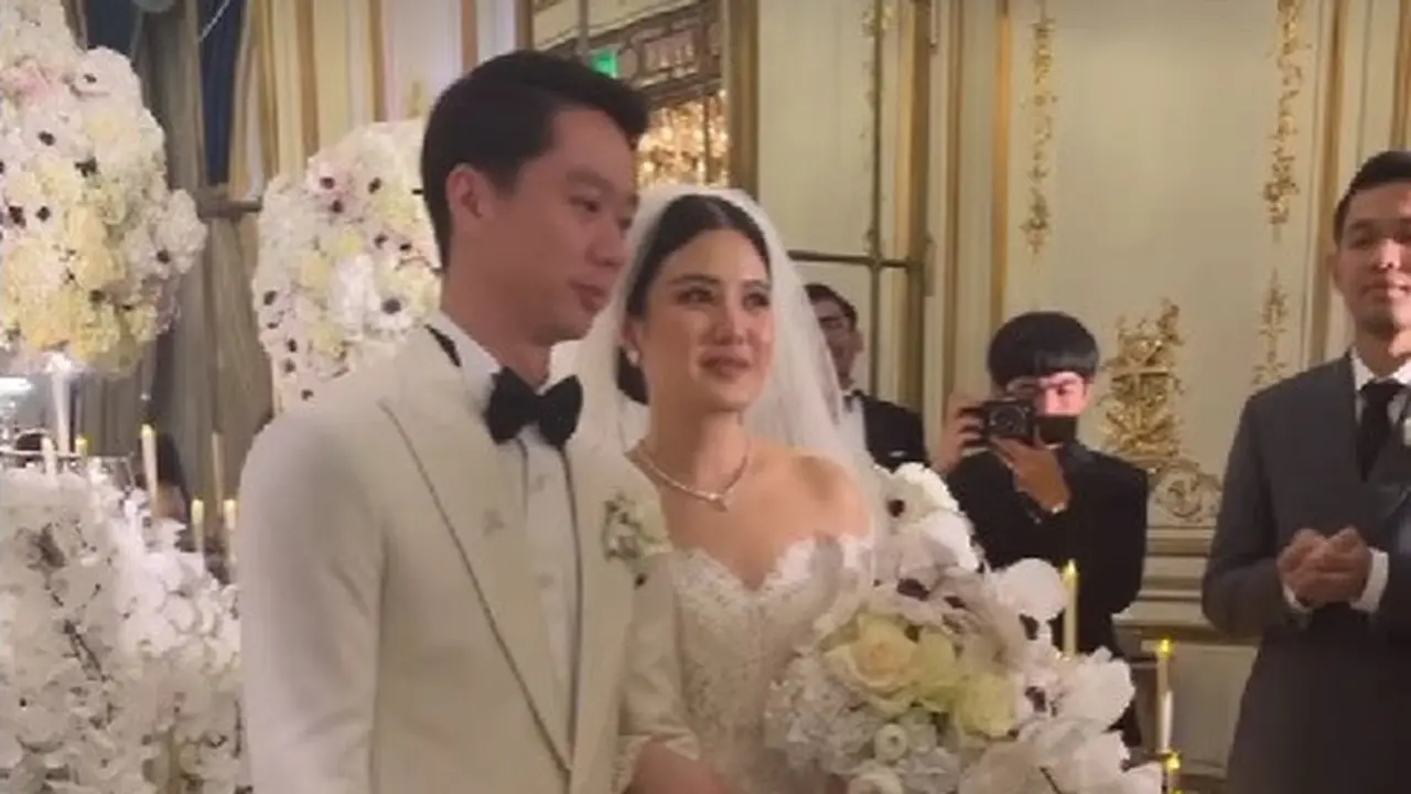Pernikahan Kevin Sanjaya dan Valencia Tanoesoedibjo di Paris (Sumber: Instagram/clarissatanoe)