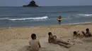 Sejumlah pria bermain pasir saat menikmati akhir pekan di pantai Sijung Ho di Korea Utara (14/7/2019). Pantai Sijung Ho merupakan tujuan wisata populer bagi penduduk lokal dan asing. (AP Photo/Vincent Yu)