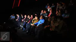 Sejumlah pejabat negara berada di dalam studio saat peresmian Maxx Box Lippo Karawaci di Tanggerang, Banten, Kamis (10/3/2016). Maxx Box Lippo Village adalah salah satu premium spot entertainment. (Liputan6.com/Faisal R Syam)