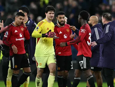 Senne Lammens menjadi pemain lain yang tak kalah penting dalam kemenangan Manchester United atas Everton di Liga Inggris 2025/2026 pada Senin (23/02/2026) waktu setempat. (AFP/Paul Ellis)