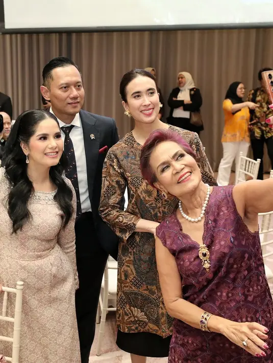 Wajah Annisa Pohan nampak dipulas dengan glam look yang aplikasikan smokey eye dan nude lips [@agusyudhoyono]