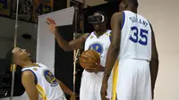 Para penggemar NBA bisa menyaksikan pertandingan melalui Virtual Reality sepanjang musim 2017-2018. (AFP/Ezra Shaw)