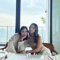 Nikita Willy dan adiknya, Winona Willy tampaknya kompak dalam banyak hal termasuk menikah muda. [Instagram @nonawilly16]