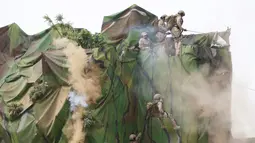 Tentara UEA melakukan atraksi saat Pameran Pertahanan Internasional (IDEX) di Abu Dhabi, Minggu (19/2). Menurut komite pelaksana acara, ekshibisi ini akan dikunjungi lebih dari 150 delegasi negara dan lebih dari 100 ribu pakar. (AP PHOTO/ Jon Gambrell)