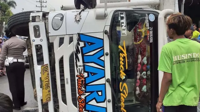 Truk terguling