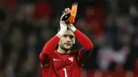 Hugo Lloris berterima kasih kepada rakyat Inggris, Rabu (18/11/2015). (Reuters / Carl Recine)