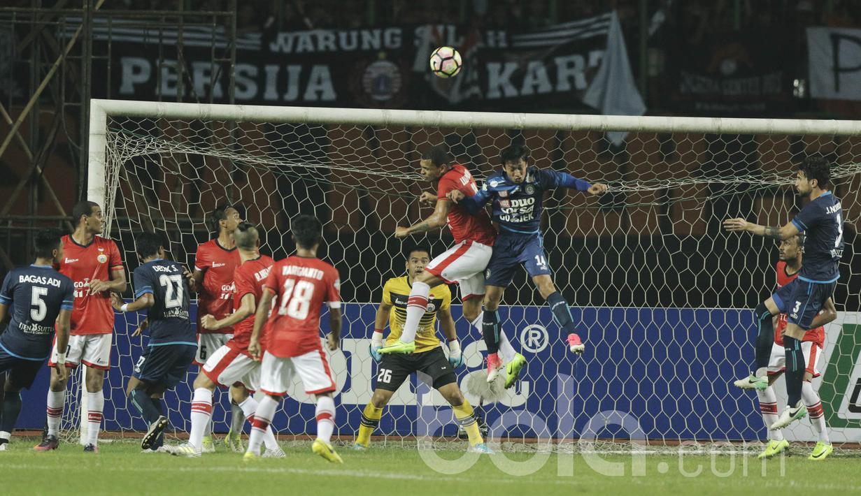 Pemain Arema, Arif Suyono, duel udara dengan pemain Persija, Luis Junior pada laga lanjutan liga 1 Indonesia di Stadion Patriot, Bekasi, Jumat (02/06/2017). Persija Menang 2-0. (Bola.com/M Iqbal Ichsan)