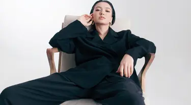 Tampil dalam busana serba hitam, gaya OOTD Raline Shah ini curi perhatian. Dirinya tampil dalam begitu elegan dengan busana formal. (Liputan6.com/IG/@ralineshah)