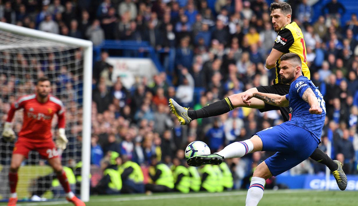 Striker Chelsea, Olivier Giroud, melepaskan tendangan ke gawang Watford pada laga Premier League di Stadion Stamford Bridge, London, Minggu (5/5). Chelsea menang 3-0 atas Watford. (AFP/Ben Stansall)