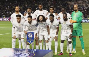 Para pemain Chelsea berpose untuk foto sebelum pertandingan Liga Champions antara Qarabag dan Chelsea di Baku, Azerbaijan, Kamis, 6 November 2025. (AP Photo)