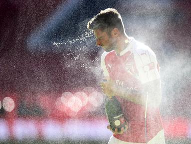 Striker Arsenal, Olivier Giroud, merayakan gelar juara Community Shield 2015 setelah mengalahkan Chelsea di Stadion Wembley, Inggris. Minggu (2/8/2015) malam WIB. (Reuters/ Dylan Martinez)