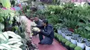 Pengunjung memilih tanaman yang dijual dalam pameran Flora dan Fauna 2018 di Taman Lapangan Banteng, Jakarta, Selasa (21/7). Pameran menampilkan berbagai jenis tanaman dan hewan. (Liputan6.com/Immanuel Antonius)