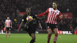 Gelandang Liverpool, Georginio Wijnaldum, berebut bola dengan bek Southampton, Virgil Van Dijk. Pada laga ini Southampton menggunakan formasi 4-3-3. (Reuters//Dylan Martinez)