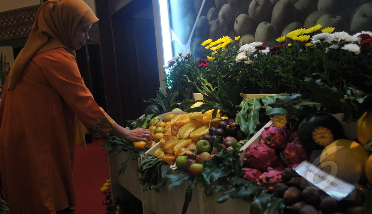 Pengunjung melihat aneka buah yang dipamerkan pada Agrinex Expo ke-9 yang digelar di JCC, Jakarta, Sabtu (21/3/2015). (Liputan6.com/Johan Tallo)