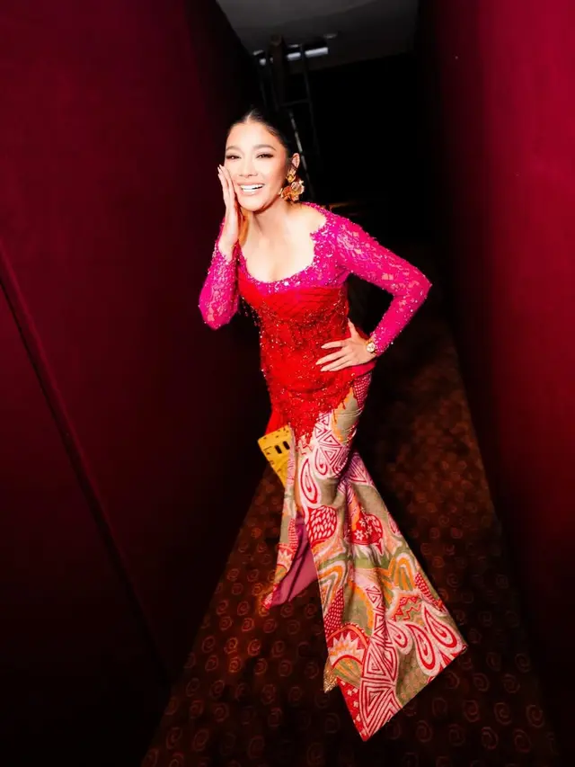 Naysila Mirdad saat Premier Film Mertua Ngeri Kali kenakan anting emas besar. [@naymirdad]