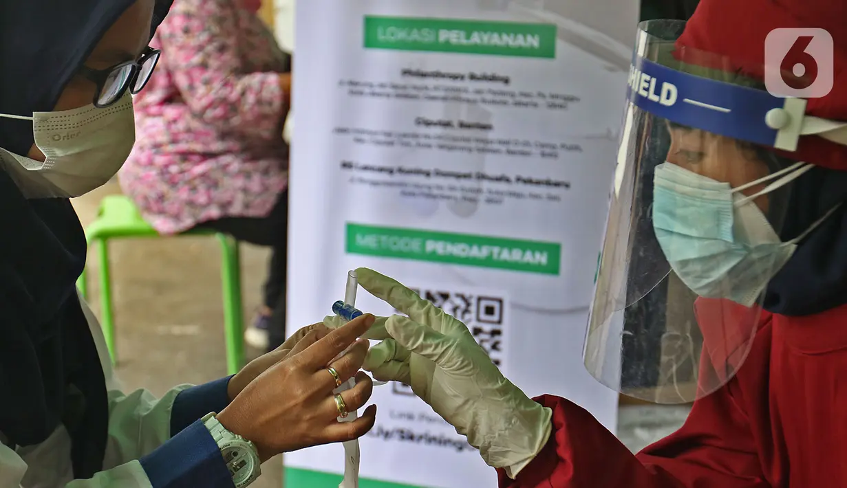 Petugas medis menjelaskan cara menggunkan kantung udara saat peluncuran Layanan GeNose C-19 di Kantor Dompet Dhuafa, Jakarta, Selasa (9/3/2021).  Dompet Dhuafa meluncurkan layanan pemeriksaan tes Covid-19 dengan menggunakan metode GeNose C-19. (Liputan6.com/Herman Zakharia)