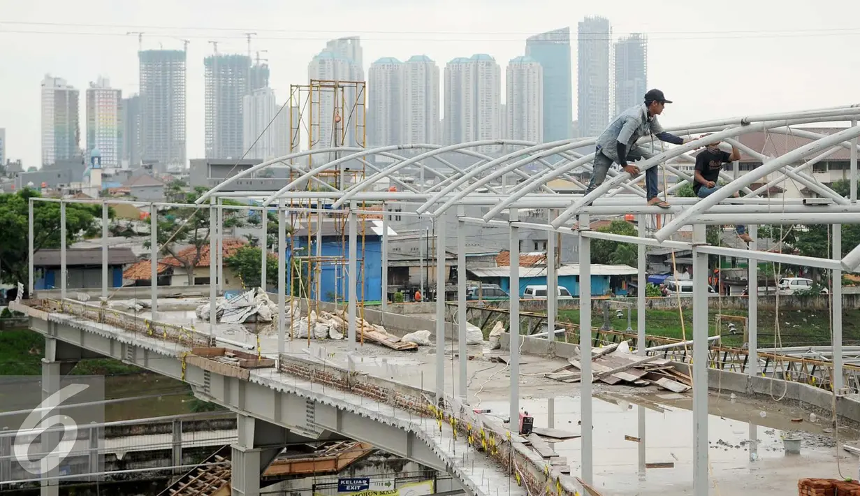 Suasana pembangunan jembatan penyeberangan orang (JPO) di Stasiun Tanah Abang, Jakarta, Jumat (30/9). Pembangunan JPO ini untuk memberikan kenyamanan bagi pengguna jasa kereta api (Liputan6.com/Gempur M Surya)