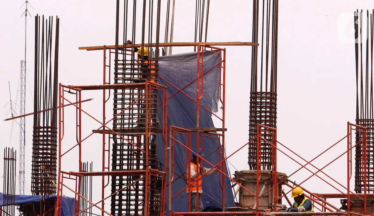 Pekerja tengah membangun gedung bertingkat di kawasan Jakarta, Rabu (5/1/2022). Gubernur DKI Jakarta Anies Baswedan membeberkan beberapa alasan merevisi  kenaikan upah minimum provinsi (UMP) 2022 pada pertengahan Desember 2021. (Liputan6.com/Angga Yuniar)
