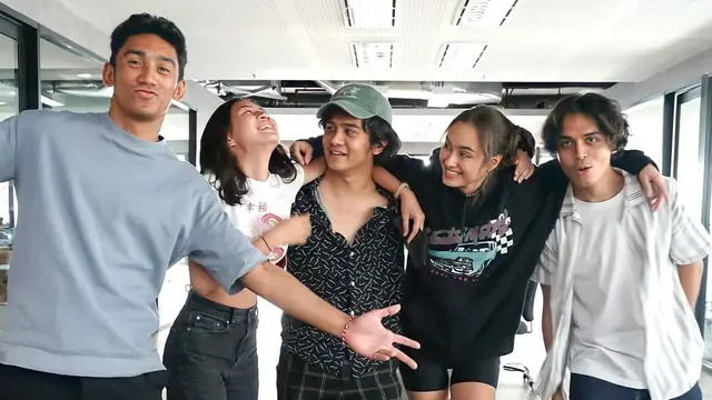 Debut Bintangi Web Series, Ini 6 Potret Daffa Wardhana Bareng Para Pemainnya