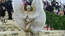 Dengan mini dress emas yang dipadaukan dengan sepatu boots berwarna senada, Katy Perry terlihat cantik. (ANGELA WEISS / AFP)