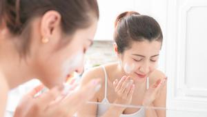 Mulai & akhiri hari dengan Facial Wash Wondermis. (jayzynism/Depositphotos)