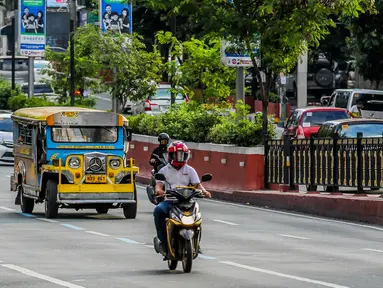 Kendaraan jeepney melaju di sebuah jalan di Manila, Filipina (28/8/2020). Jeepney merupakan salah satu alat transportasi populer di Filipina. Sebagian besar jeepney dihias warna-warni, dengan desain lukisan dan ilustrasi terinspirasi dari budaya lokal dan internasional. (Xinhua/Rouelle Umali)