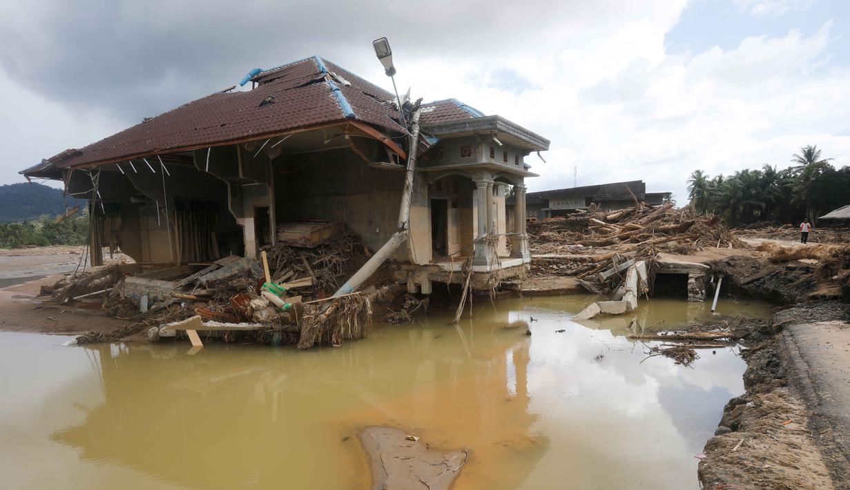 BPBD Tapanuli Selatan juga mencatat sedikitnya 5.366 warga mengungsi karena rumah dan fasilitas umum di kawasan terdampak mengalami kerusakan berat. Tampak dalam foto, sebuah rumah terlihat berserakan puing-puing di sebuah desa yang terdampak banjir bandang di Batang Toru, Sumatera Utara, Senin 1 Desember 2025. (AP Photo/Binsar Bakkara)