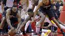 Pemain Houston Rockets, James Harden (13) berebut bola dengan pemain Lakers, Julius Randle (30) pada lanjutan NBA basketball game di Toyota Center, Houton, (31/12/2017). Rockets menang 148-142. (AP/Michael Wyke)