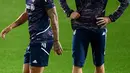 Pemain Juventus Bremer (kiri) dan Leonardo Bonucci mengambil bagian dalam sesi latihan di JTC Continassa, Turin, Italia, 1 November 2022. Juventus akan menghadapi Paris Saint-Germain (PSG) pada pertandingan sepak bola Liga Champions. (FRANCK FIFE/AFP)