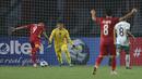 <p>Pemain Timnas Vietnam U-19, Nguyen Quoc Viet (kiri) berusaha menendang bola ke gawang Timnas Indonesia U-19 saat laga Grup A Piala AFF U-19 2022 antara Timnas Indonesia U-19 melawan Timnas Vietnam U-19 di Stadion Patriot Candrabhaga, Bekasi, Jawa Barat, Sabtu (02/07/2022). (Bola.com/Ikhwan Yanuar)</p>