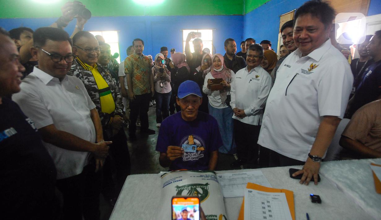 "Pemerintah membagi kepada hampir 22 juta penerima manfaat dan khusus untuk kecamatan Pabuaran 2.200 KPM, dan hari ini ada 100 KPM," ujarnya. (merdeka.com/Arie Basuki)
