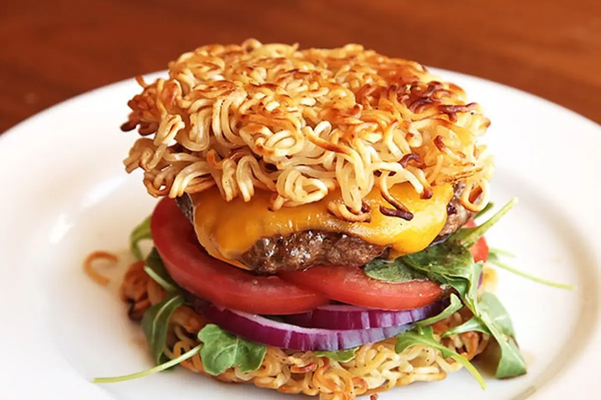 [Bintang] Cicipi Kenikmatan Burger Mi Instan di Kantor, Begini Resepnya!