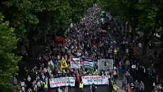Para pengunjuk rasa pro-Palestina berbaris dalam "Pawai Nasional untuk Gaza", menyerukan "akhiri genosida" dan "hentikan persenjataan Israel", pada tanggal 6 Juli 2024. (JUSTIN TALLIS/AFP)