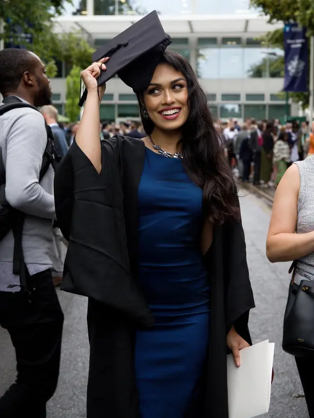 7 Potret Bhasha Mukherjee, Miss England 2019 yang Gantung Mahkota Demi Lawan Corona