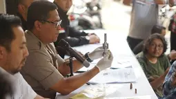 Kabid Humas Polda Metro Jaya Kombes Argo Yuwono menunjukkan senjata api rakitan di Polda Metro Jaya, Jakarta, Kamis (4/7/2019). Polisi berhasil mengamankan barang bukti berupa satu buah sepeda motor, satu pucuk senjata api rakitan, dan tiga butir amunisi. (Liputan6.com/Immanuel Antonius)