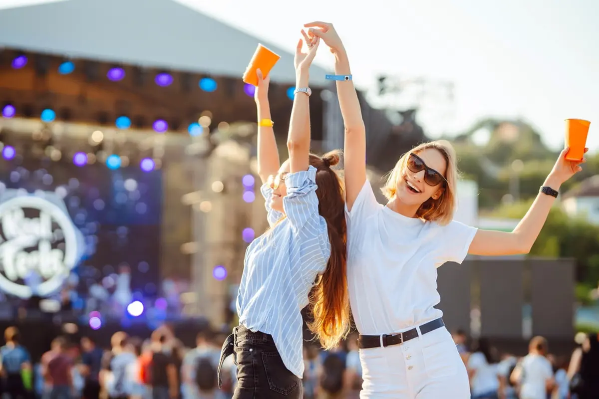 Ilustrasi nonton konser via Shutterstock.com