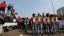 Mahasiswa melakukan aksi teatrikal saat menggelar unjuk rasa di depan Istana Merdeka, Jakarta, Rabu (20/5/2015). Massa berunjuk rasa menuntut kesejahteraan rakyat sekaligus memperingati Hari Kebangkitan Nasional. (Liputan6.com/Faizal Fanani) 