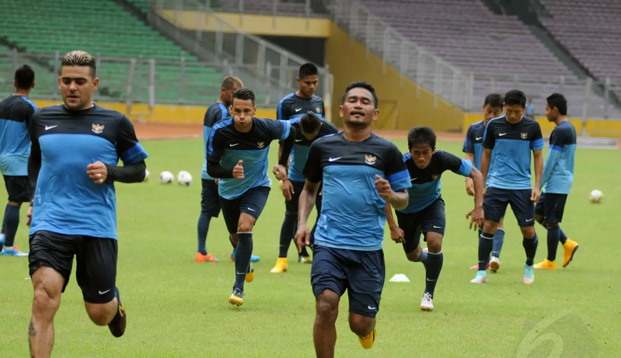 Pemain naturalisasi asal Belanda, Raphael Maitimo (ketiga dari kiri) ikut berlatih bersama skuad Garuda jelang laga persahabatan melawan Timor Leste di Stadion GBK Jakarta, Senin (10/11/2014).(Liputan6.com/Helmi Fithriansyah)