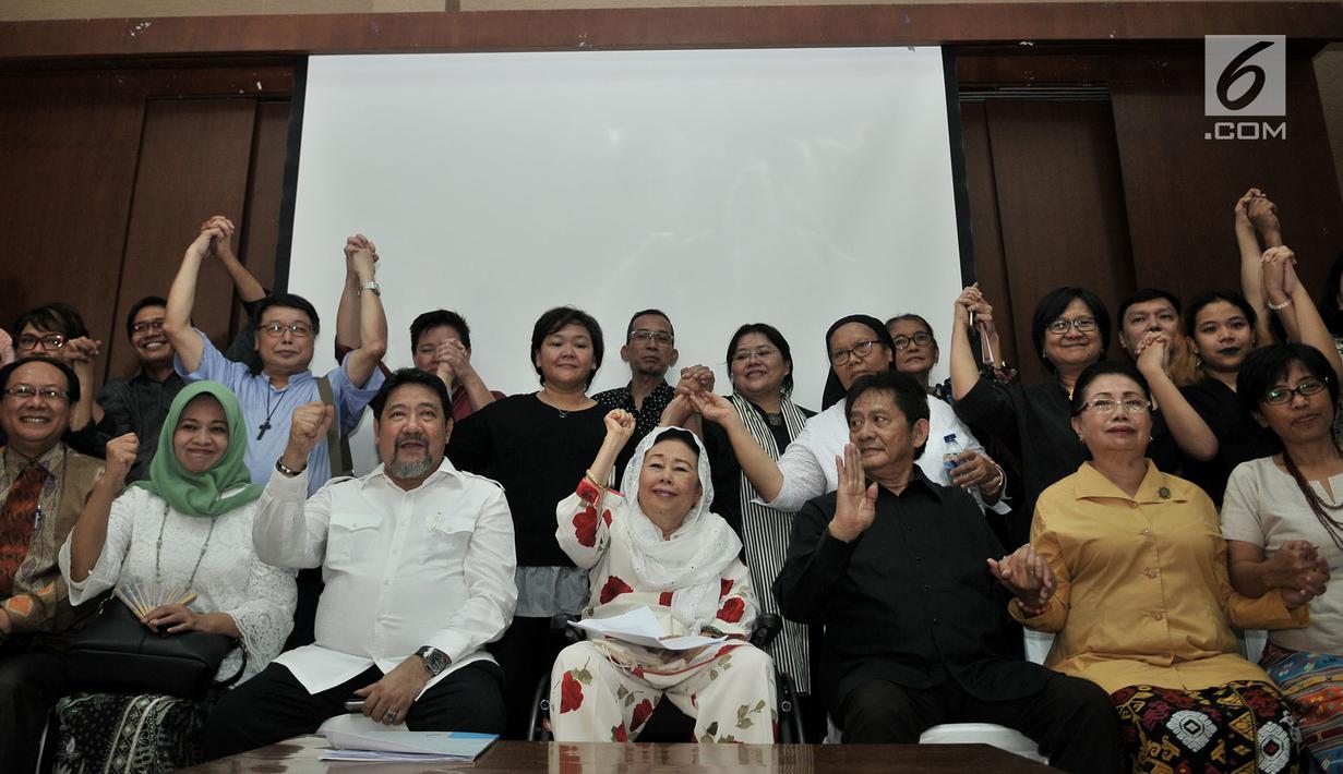 Istri Presiden Indonesia keempat Abdurrahman Wahid, Sinta Nuriyah bersama tokoh lintas iman, lintas profesi, dan perwakilan LSM saat menyatakan sikap terkait tragedi bom Surabaya dan Sidoarjo, di Jakarta, Selasa (15/5). (Merdeka.com/Iqbal S Nugroho)